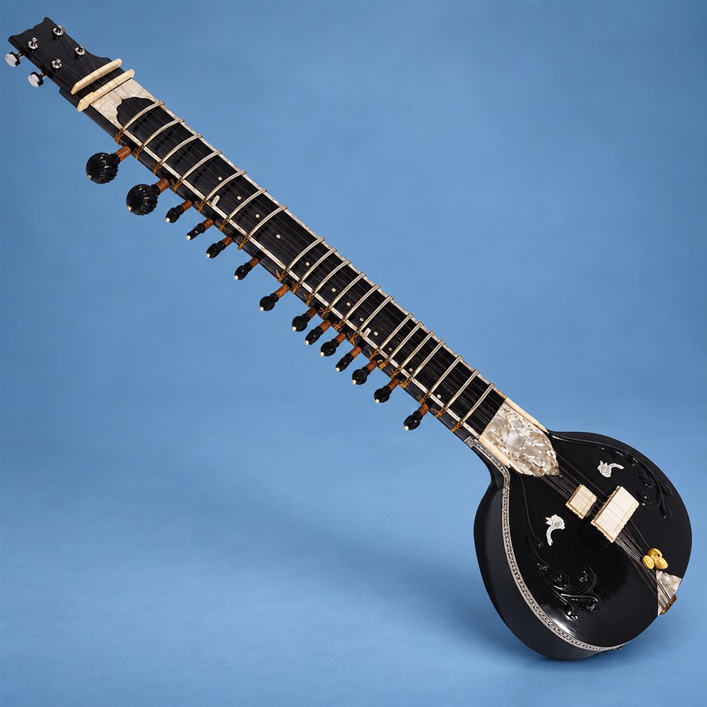 Black flat-back traveler sitar with 18 strings – full view