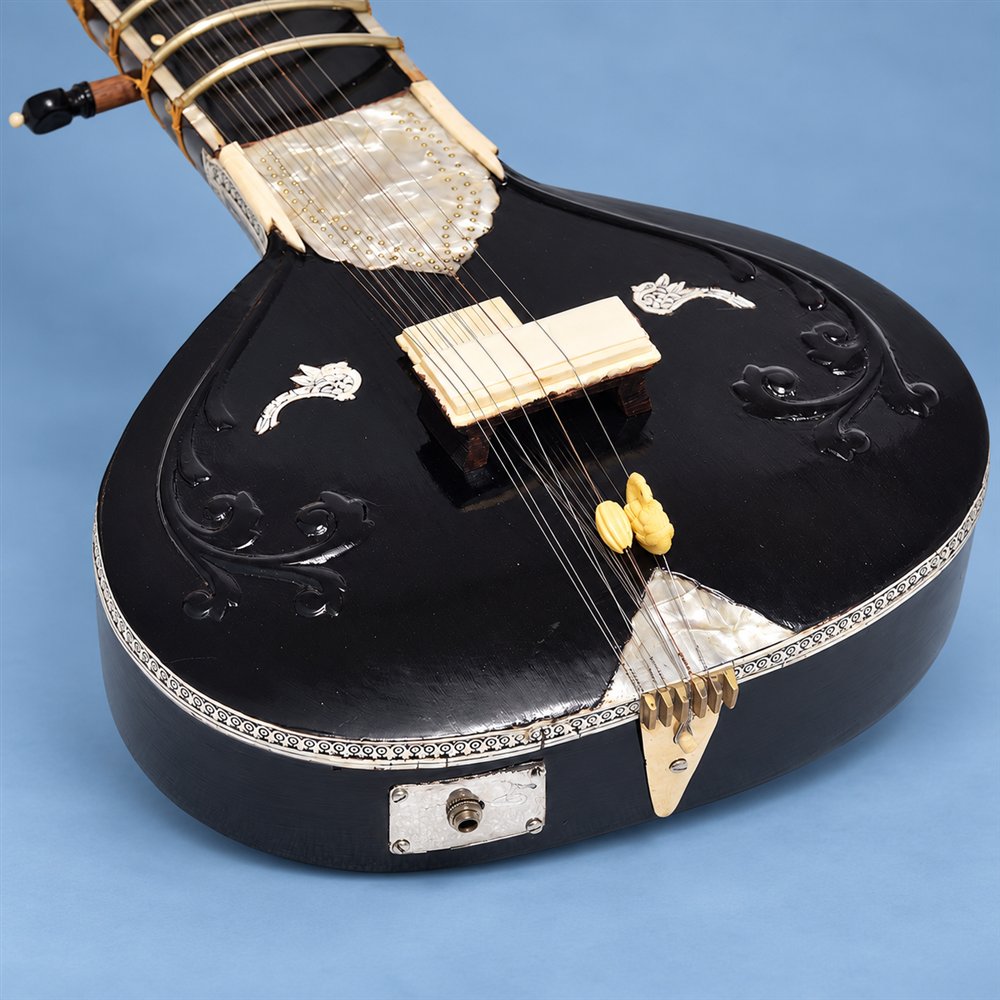 Black traveler sitar with integrated pickup – body detail